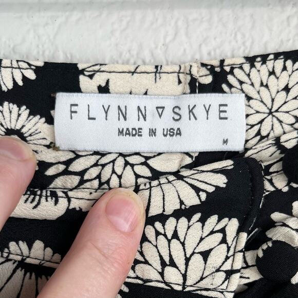 Flynn Skye Black White Floral Print Button Front Lightweight Midi Skirt SM/Med - Picture 3 of 14